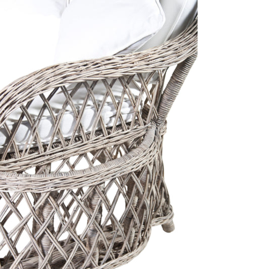 RUSTIKALER RATTAN-LIEGESTUHL MIT SEITENTASCHE UND WEISSEM KISSEN